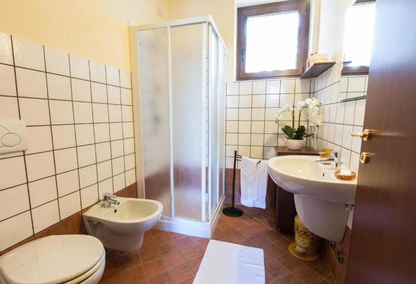 Студия Стандарт, Agriturismo Alla Poncia