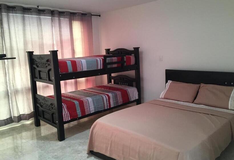四人标准间, Hostal Central Beach