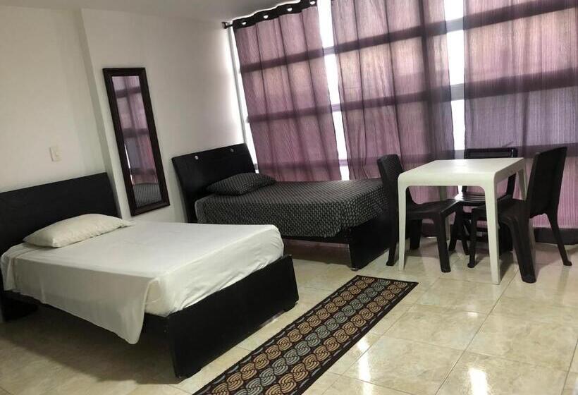 家庭间, Hostal Central Beach