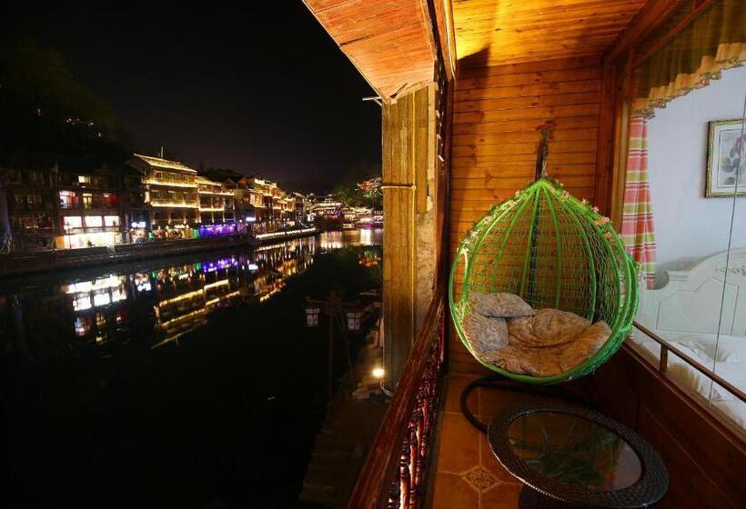 Трехместный Номер Стандарт с Балконом, Fenghuang Memory Linjiang Inn