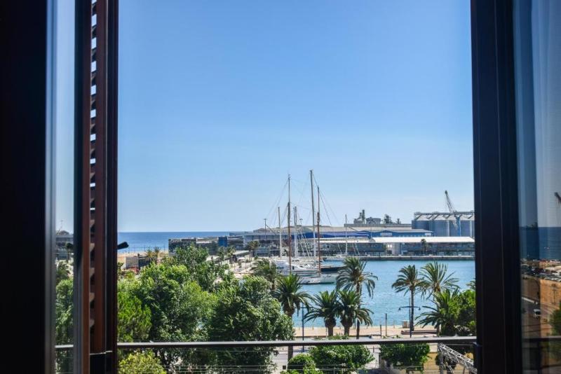 스탠다드 스튜디오, Port Plaza Apartments