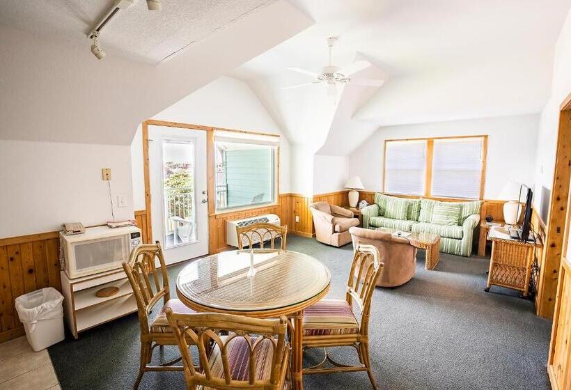 Suite with lake view, The Ocracoke Harbor Inn