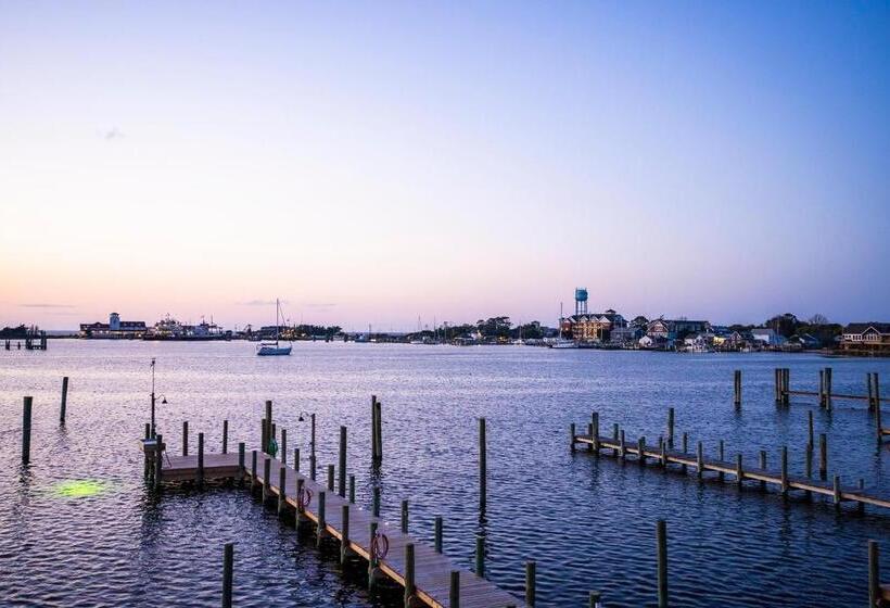 Standard studio with lake view, The Ocracoke Harbor Inn