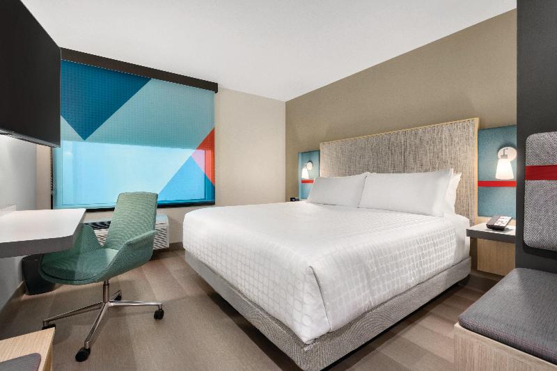 适合残疾人士使用的带超级大床的标准间, Avid Hotel Tulsa South   Medical District