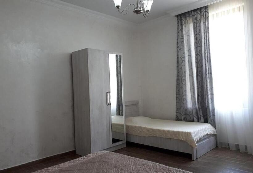 اتاق کلاسیک سه تخته, Apartment Maxinjauri