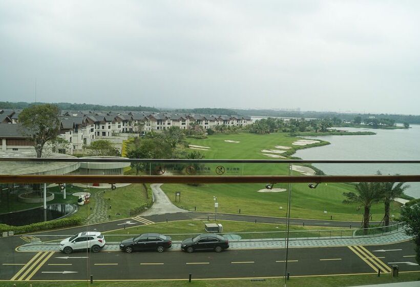 Номер Премиум Вид на Озеро, Holiday Inn Resort Qionghai Guantang, An Ihg