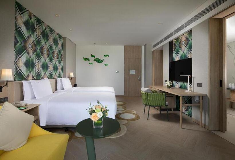غرفة قياسية مزودة بشرفة مطلة على الحديقة, Holiday Inn Resort Qionghai Guantang, An Ihg
