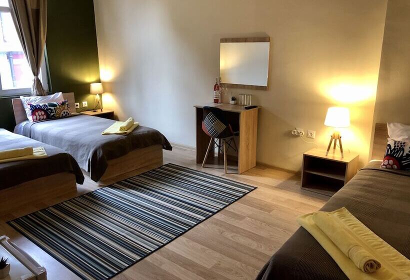 اتاق کلاسیک سه تخته, Skyler Guest House