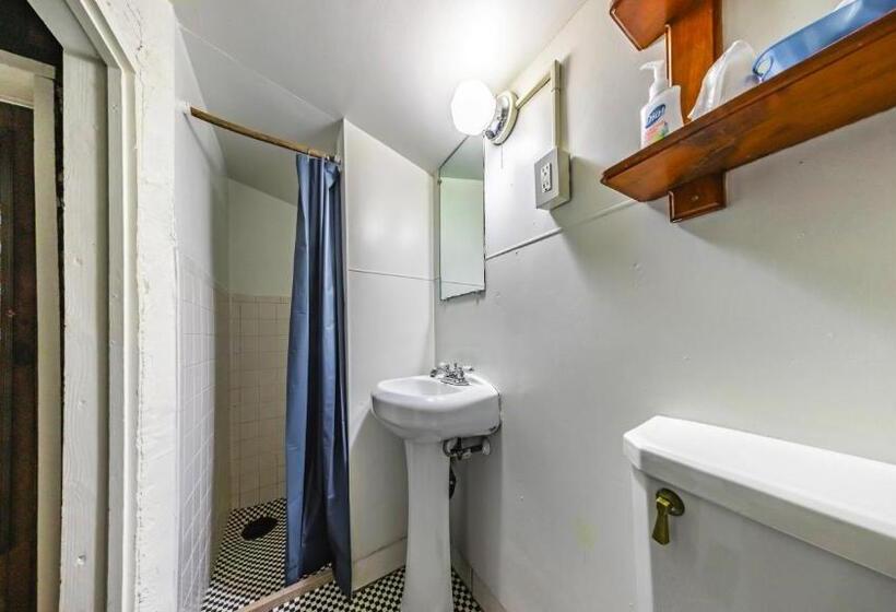 בקתה, Log Cabin Motor Court