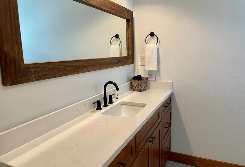 מיטת קינג בסוויטה, Blanco County Inn & Guesthouses
