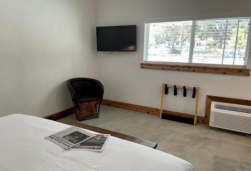 מיטת קינג בסוויטה, Blanco County Inn & Guesthouses