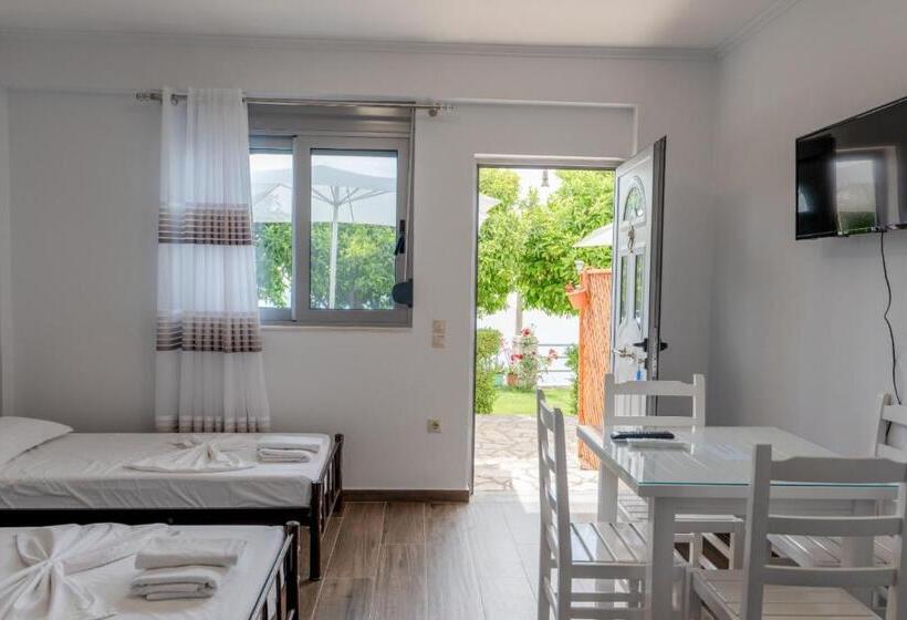 标准三人间, Eduard Lagji Apartament