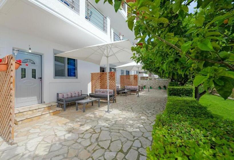 标准三人间, Eduard Lagji Apartament