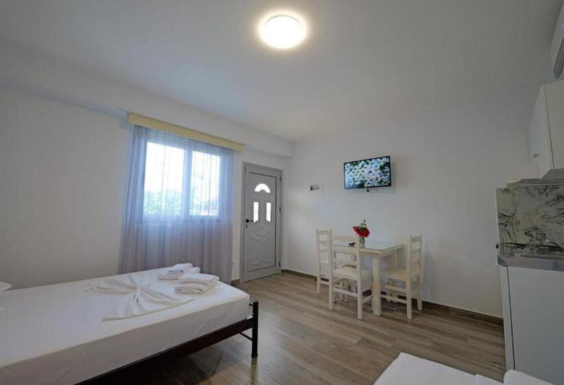标准三人间, Eduard Lagji Apartament