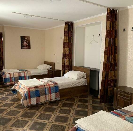 تختخواب در اتاق مشترک, Hostel Forrest