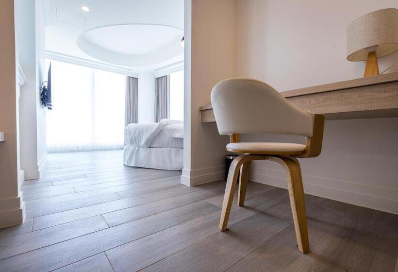 اتاق لوکس با چشم‌انداز دریا, Brighthouse