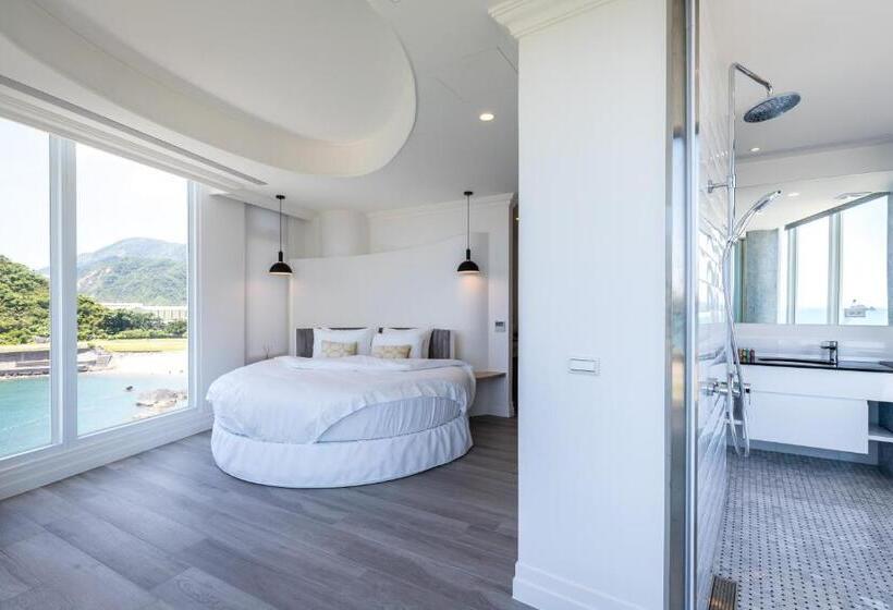 اتاق لوکس با چشم‌انداز دریا, Brighthouse