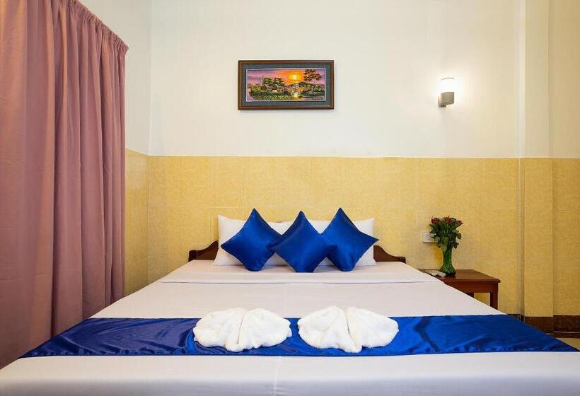 غرفة قياسية مزوَّدة بشُرفة, Botoum Hostel