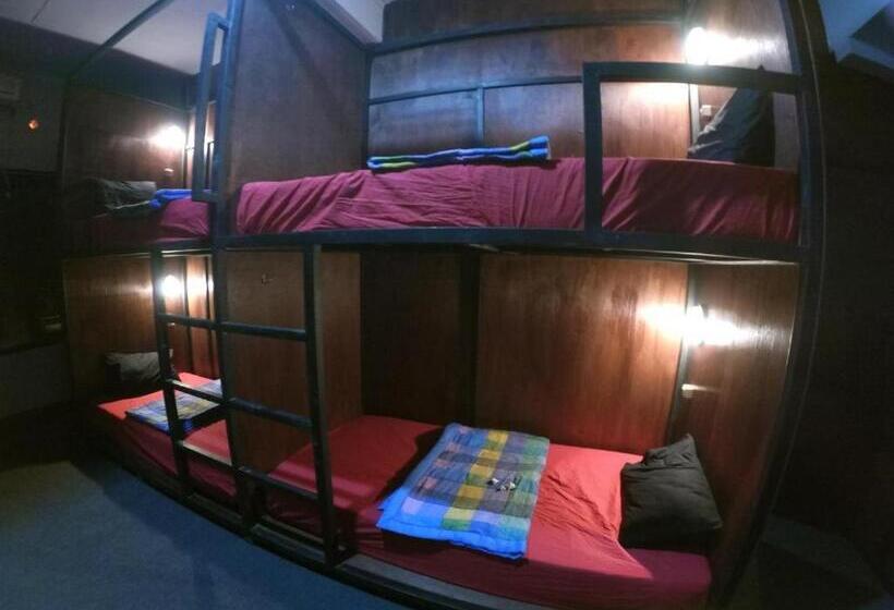 스탠다드 트리픔 룸 공동욕실, Local Hostel Amed