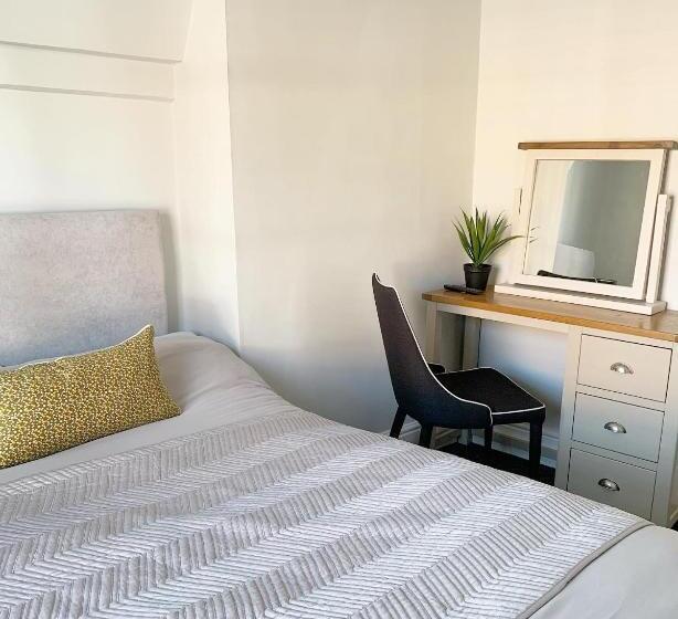 غرفة قياسية فردية, The Traveller's B&b
