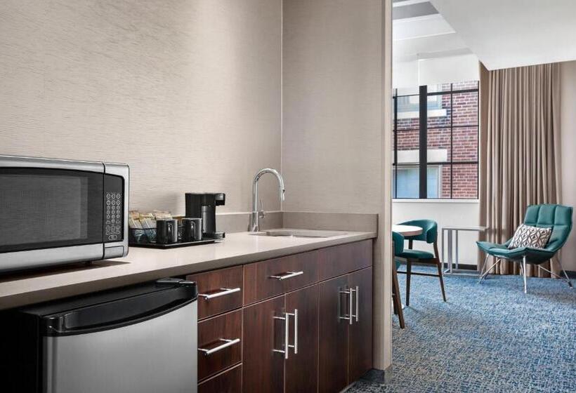 스위트 킹사이즈 침대, Courtyard By Marriott Cape Girardeau Downtown