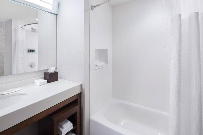 Люкс Кровать Кинг, Courtyard By Marriott Cape Girardeau Downtown