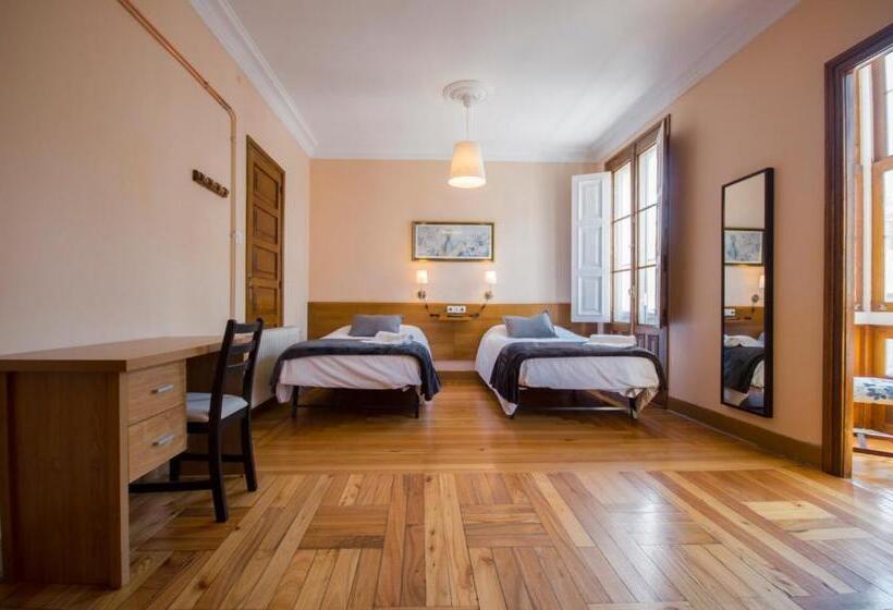 غرفة قياسية ثلاثية مزودة بشرفة, La Posada De La Casona De Sarria