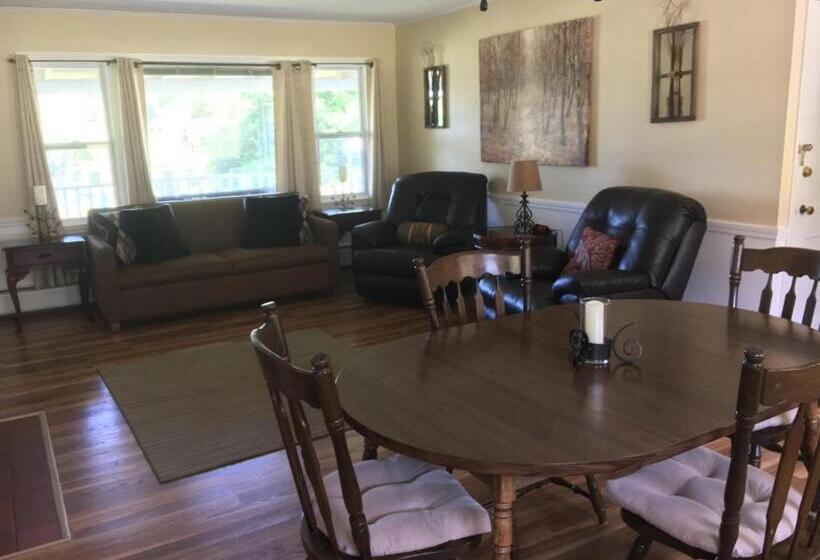 Suite with lake view, Highland Lake Resort