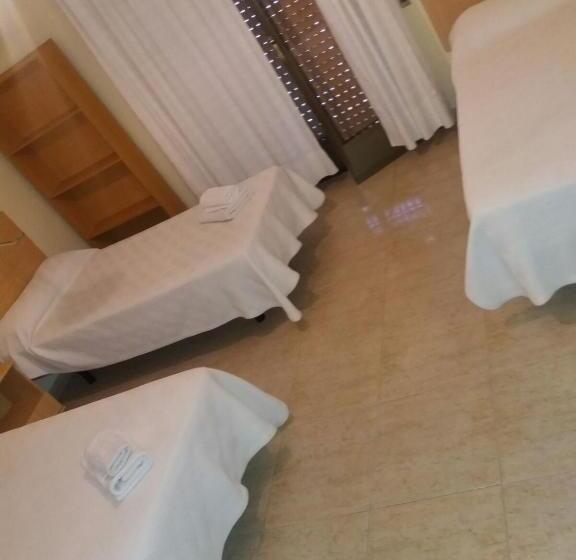 Четырехместный номер эконом класса с общей ванной комнатой, Hostal Jose Luis