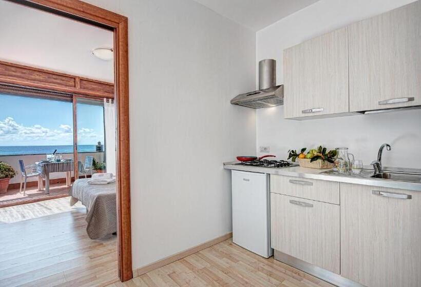 استودیوی استاندارد با چشم‌انداز دریا, Belmare Residence On The Beach