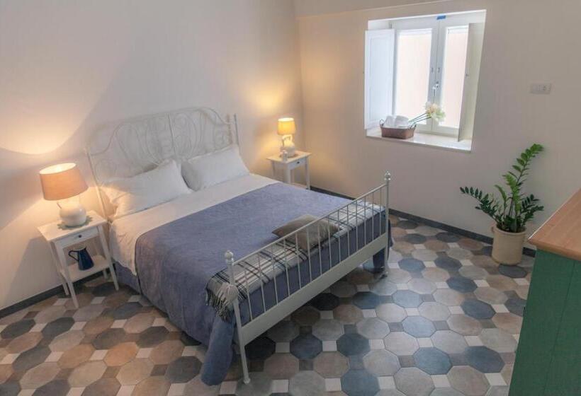 Трехместный Номер Стандарт Вид на Сад, Marinella Suite Home