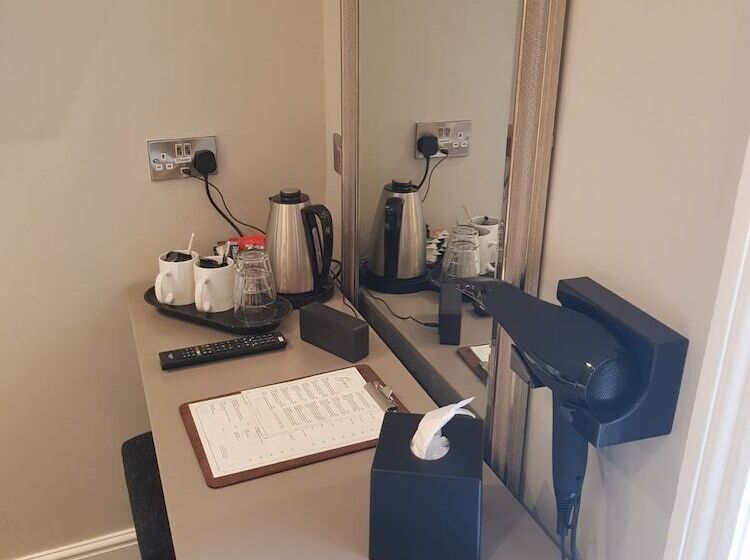 Номер Deluxe, Lil S Bar And Bistro