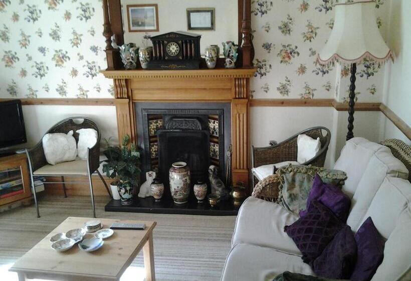 غرفة عائلية, No. 9 Guest House