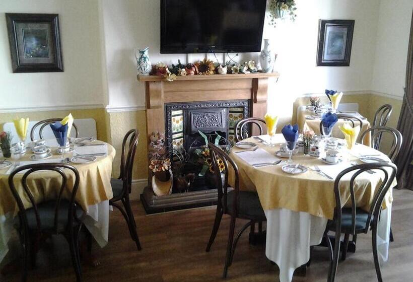 غرفة عائلية, No. 9 Guest House