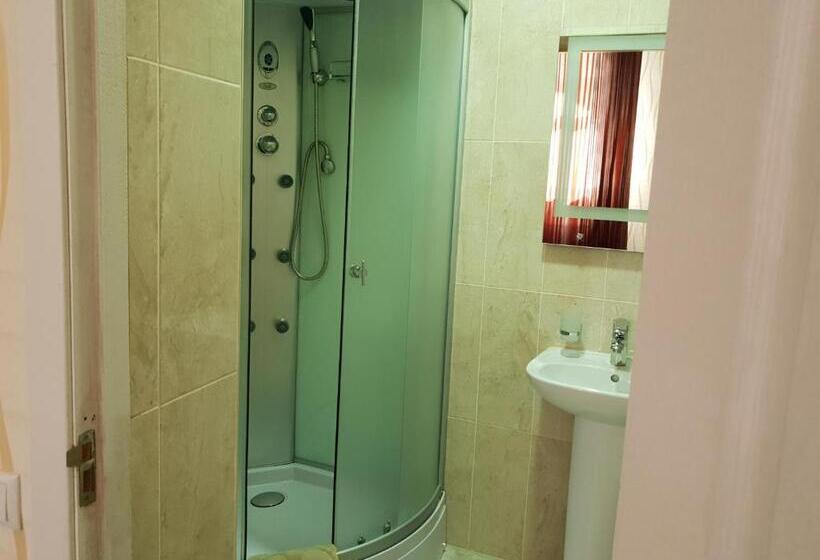 Habitació Triple Estàndard, гостевой дом ник