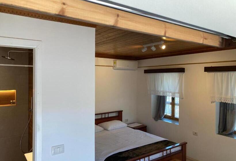 バルコニー付きデラックスルーム, Sokaku I Te Marreve Guesthouse