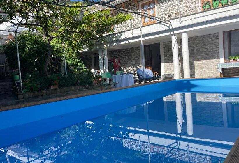 バルコニー付きデラックスルーム, Sokaku I Te Marreve Guesthouse