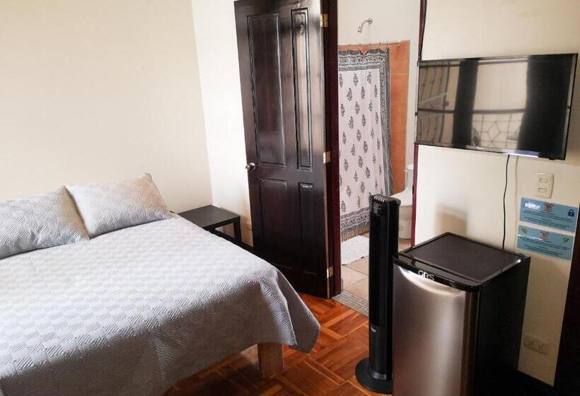 带阳台标准四人间, Ester`s Place