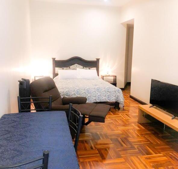 带阳台标准四人间, Ester`s Place