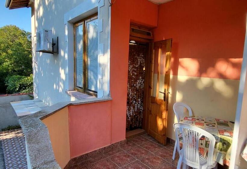 Номер Стандарт Трехместный, Amfora Guest House