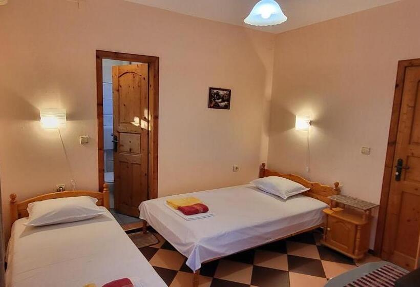 اتاق استاندارد سه نفره, Amfora Guest House