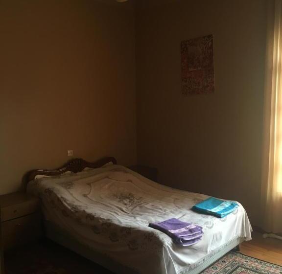 جناح مطلّ علي الجبل, Areguni Guest House