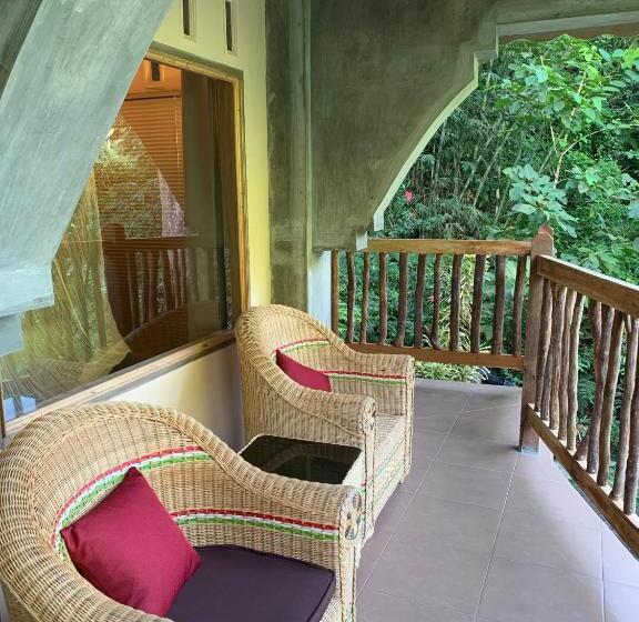 اتاق لوکس با بالکن, Kupu Kupu Garden Guest House & Cafe