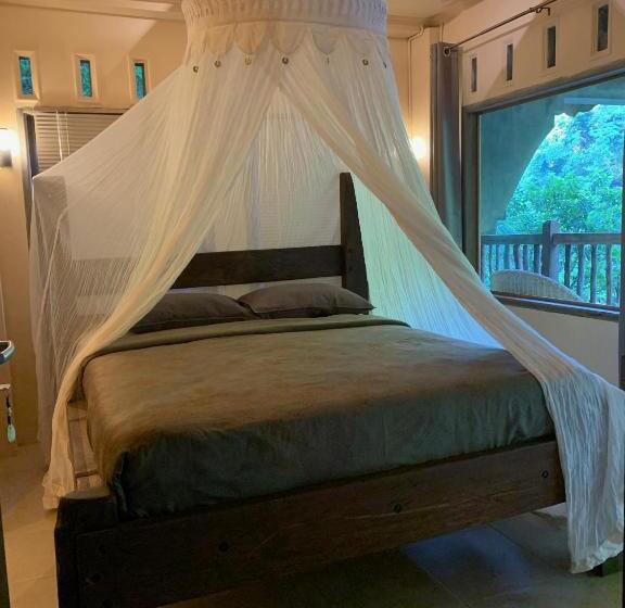 اتاق لوکس با بالکن, Kupu Kupu Garden Guest House & Cafe
