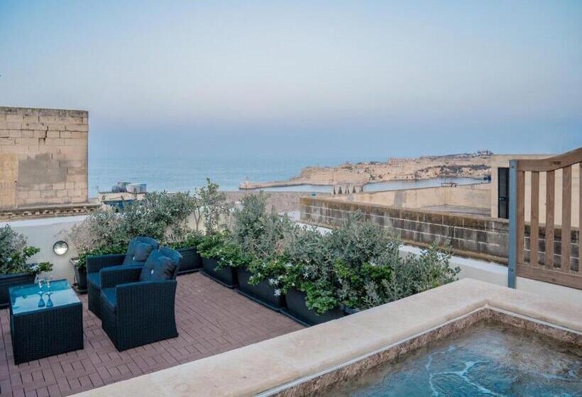 استودیو استاندارد با چشم‌انداز دریا, Valletta Kursara Port View