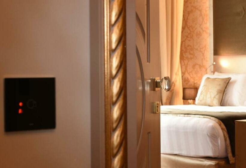 Quarto superior, Santa Croce Boutique