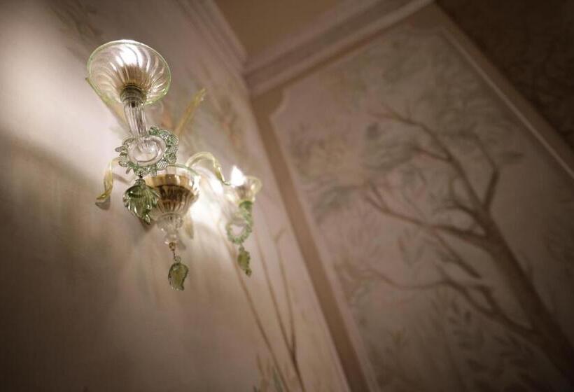 سوئیت جونیور پریمیوم, Santa Croce Boutique