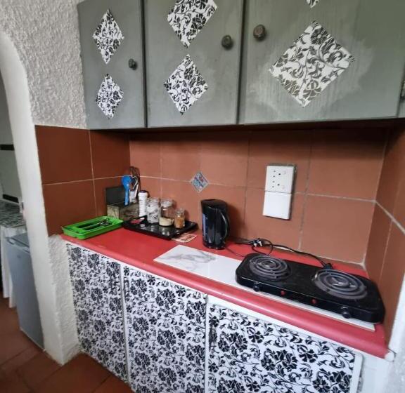Номер Deluxe, The Budget Inn