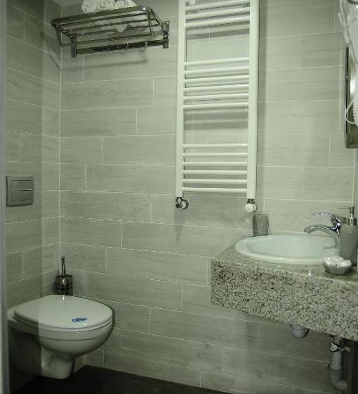 سوییت خانوادگی, Erik's Guest House