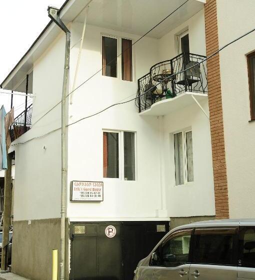 اتاق استاندارد سه نفره, Erik's Guest House